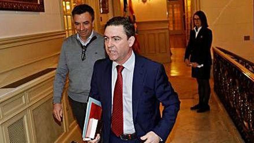 El diputado balear del PP Miquel Jerez, en los pasillos del Parlament.