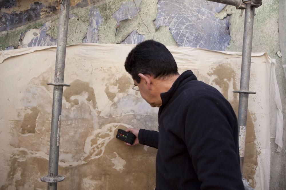 El restaurador Jesús Puras trabajando para recuperar los murales de Úrculo en las ruinas de la librería Belter