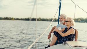 Una pareja sénior disfruta de un viaje en velero.