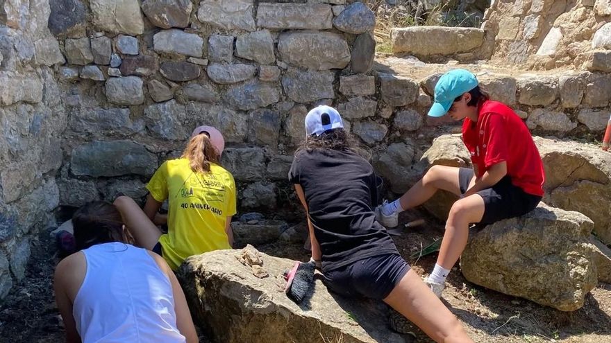 Més de vint joves tanquen les excavacions al castell de Guardiola de Berguedà