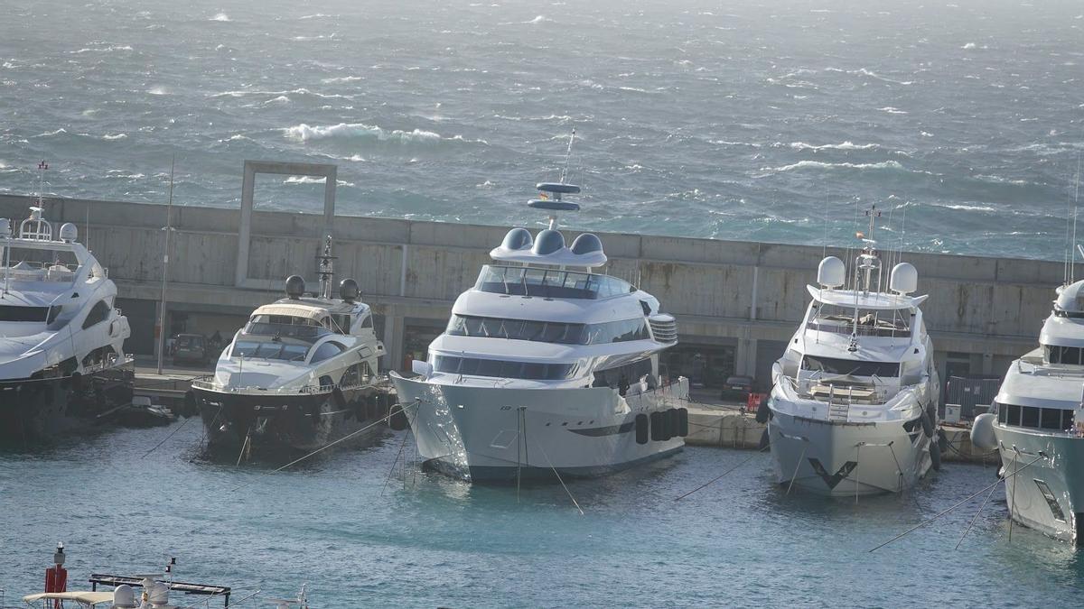 Die Yacht (Mitte) ist mehr als 49 Meter lang und gilt als eine der schnellsten der Welt.