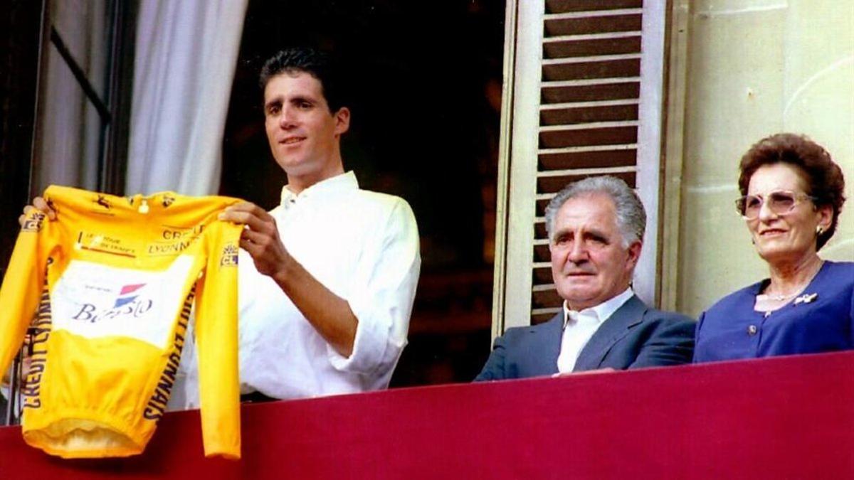 Indurain, junto a sus padres tras ganar el quinto Tour