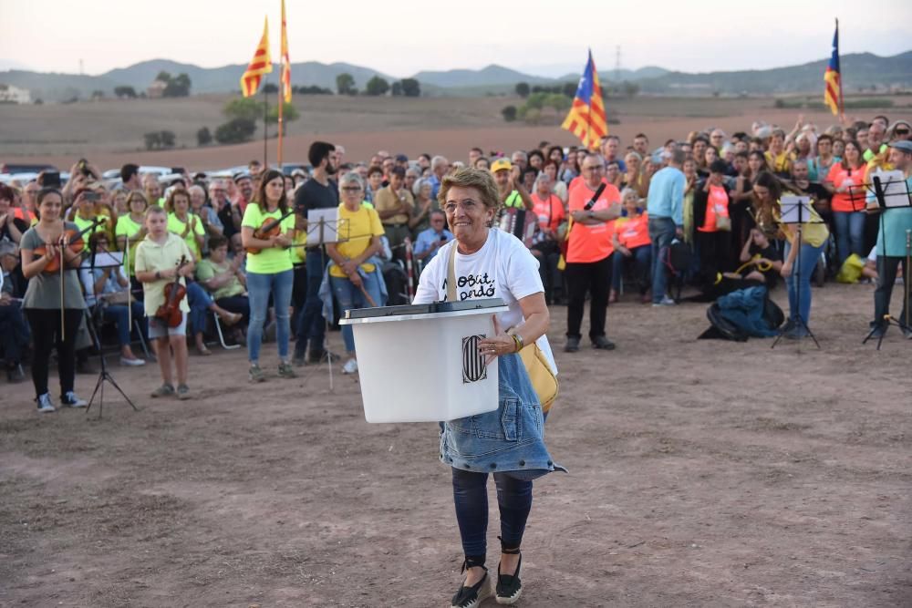 Una multitud omple Lledoners com mai en la vigília de 1-O