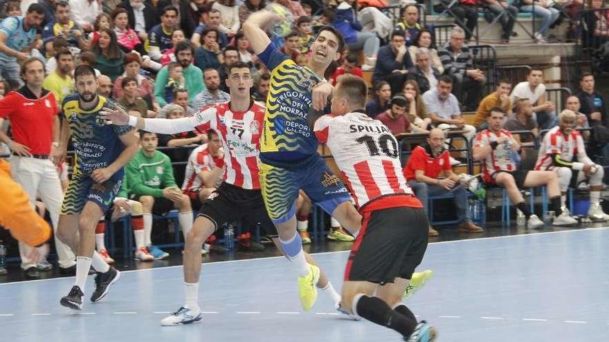 David Chapela lanza a puerta en el encuentro ante el Puerto Sagunto. // Santos Álvarez