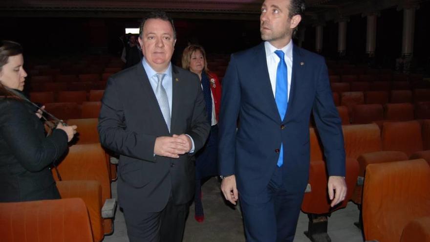 Rafel Torres junto al president Bauzá durante una visita al Teatre Principal de Inca.