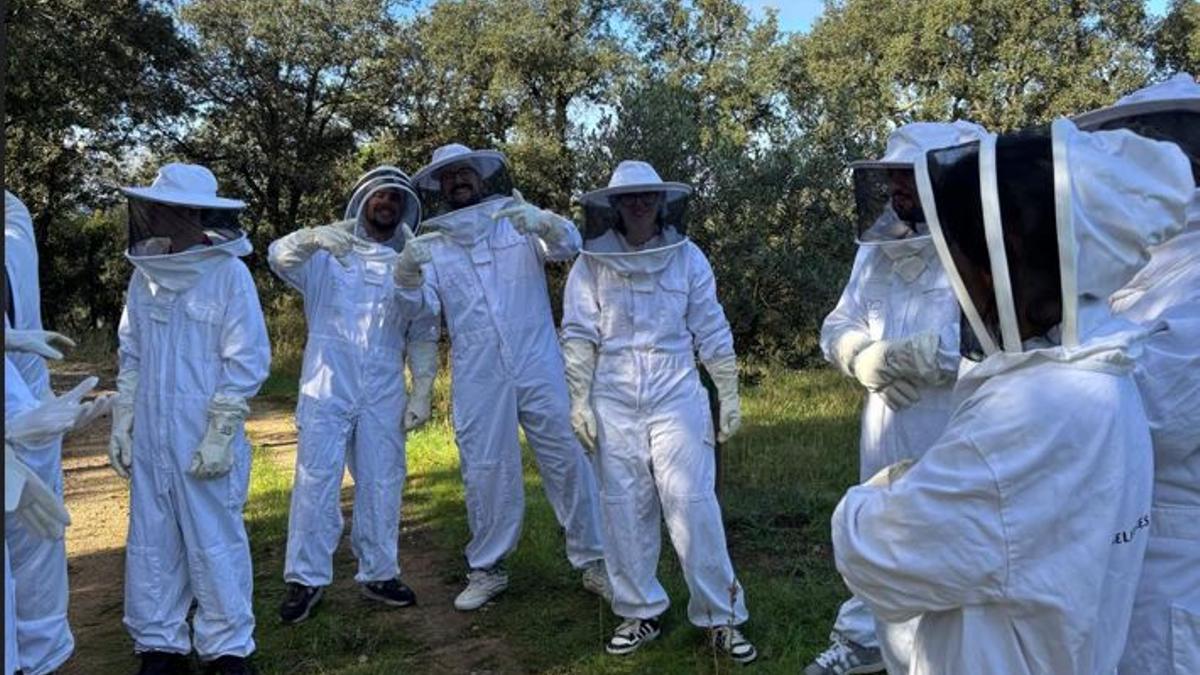 Els professionals de sala, vestits per anar a veure els ruscs d'abelles del Mas Fuertes de Corçà.