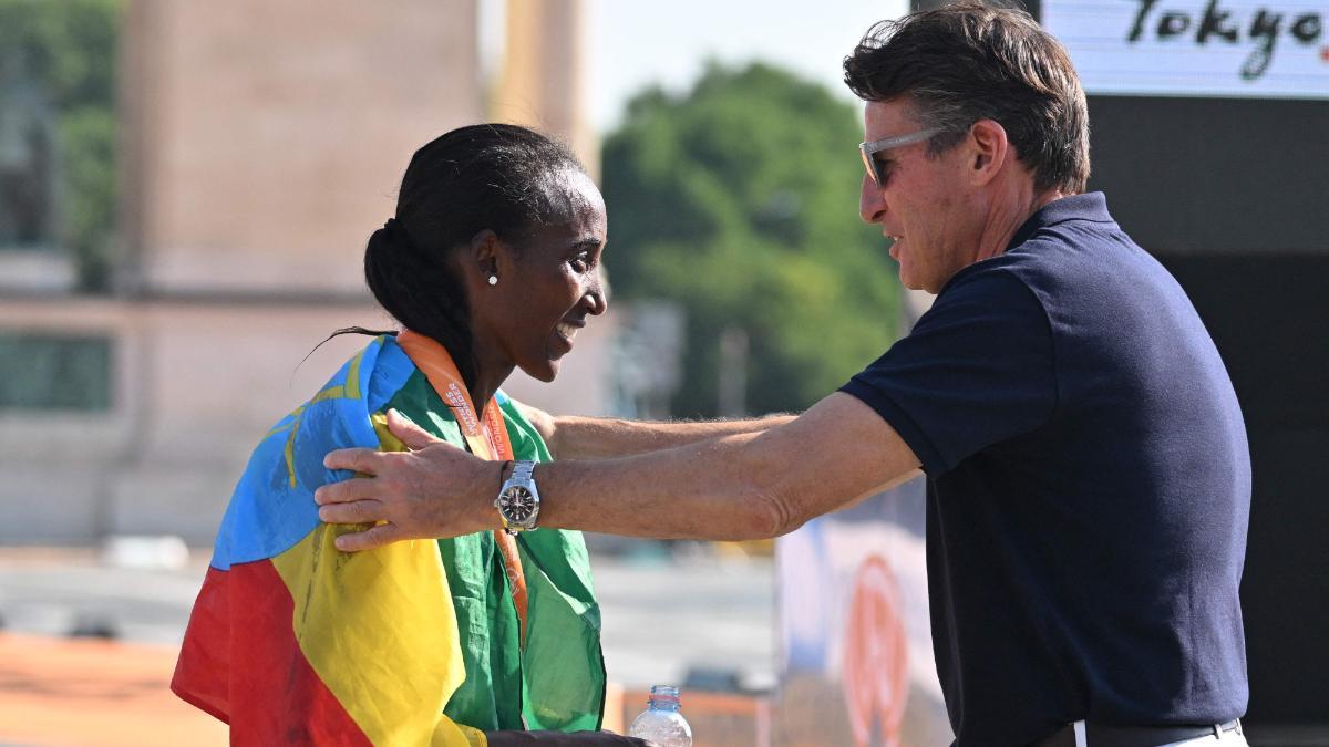 Sebastian Coe saluda Shankule tras su victoria