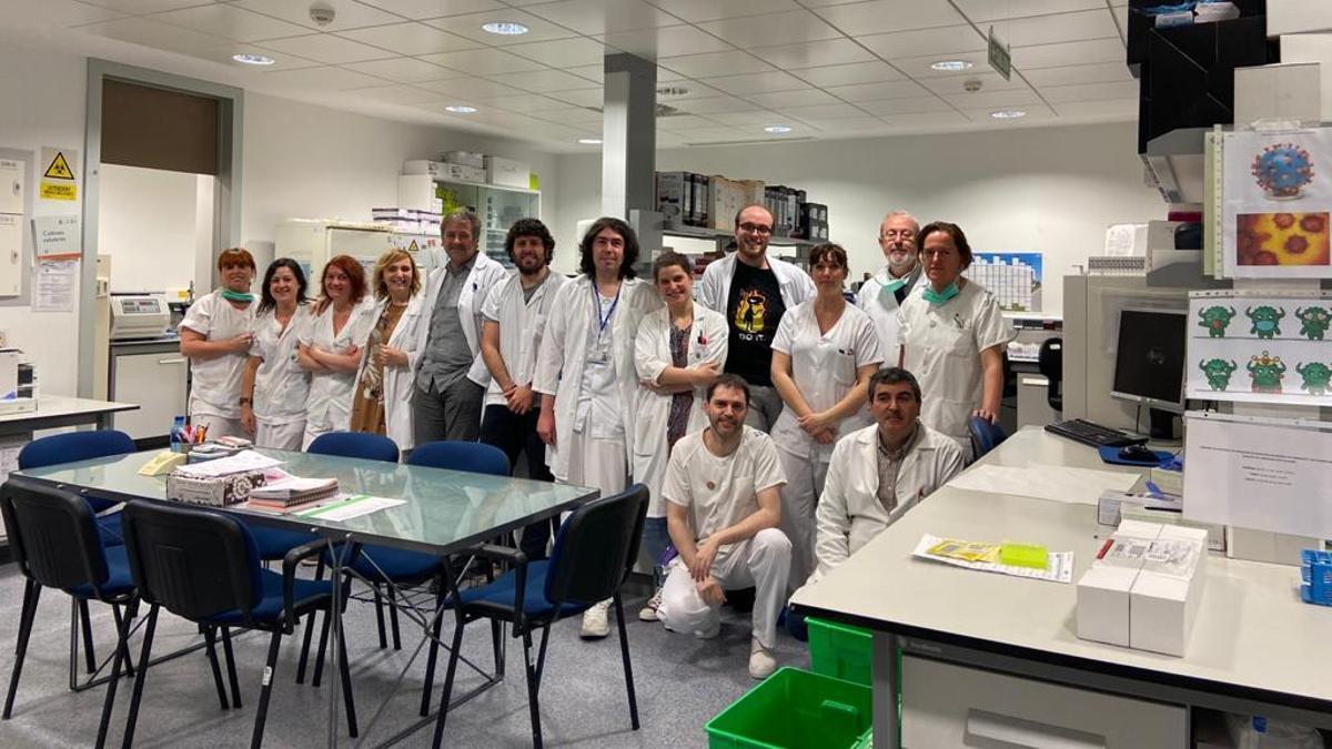 Parte del equipo del Laboratorio de Microbología del HUCA. Santiago Melón es el quinto por la izquierda.