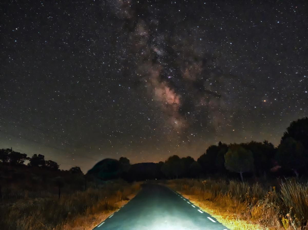Astroturismo. Vistas del cielo nocturno que se pueden observar desde las carreteras de Extremadura.