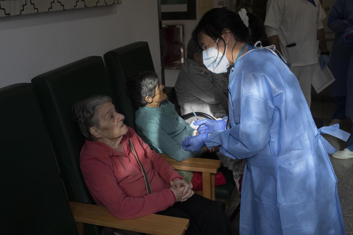 Los ancianos del geriátrico de Sant Pere de les Fonts (Terrassa) reciben la segunda dosis de la vacuna, este jueves.