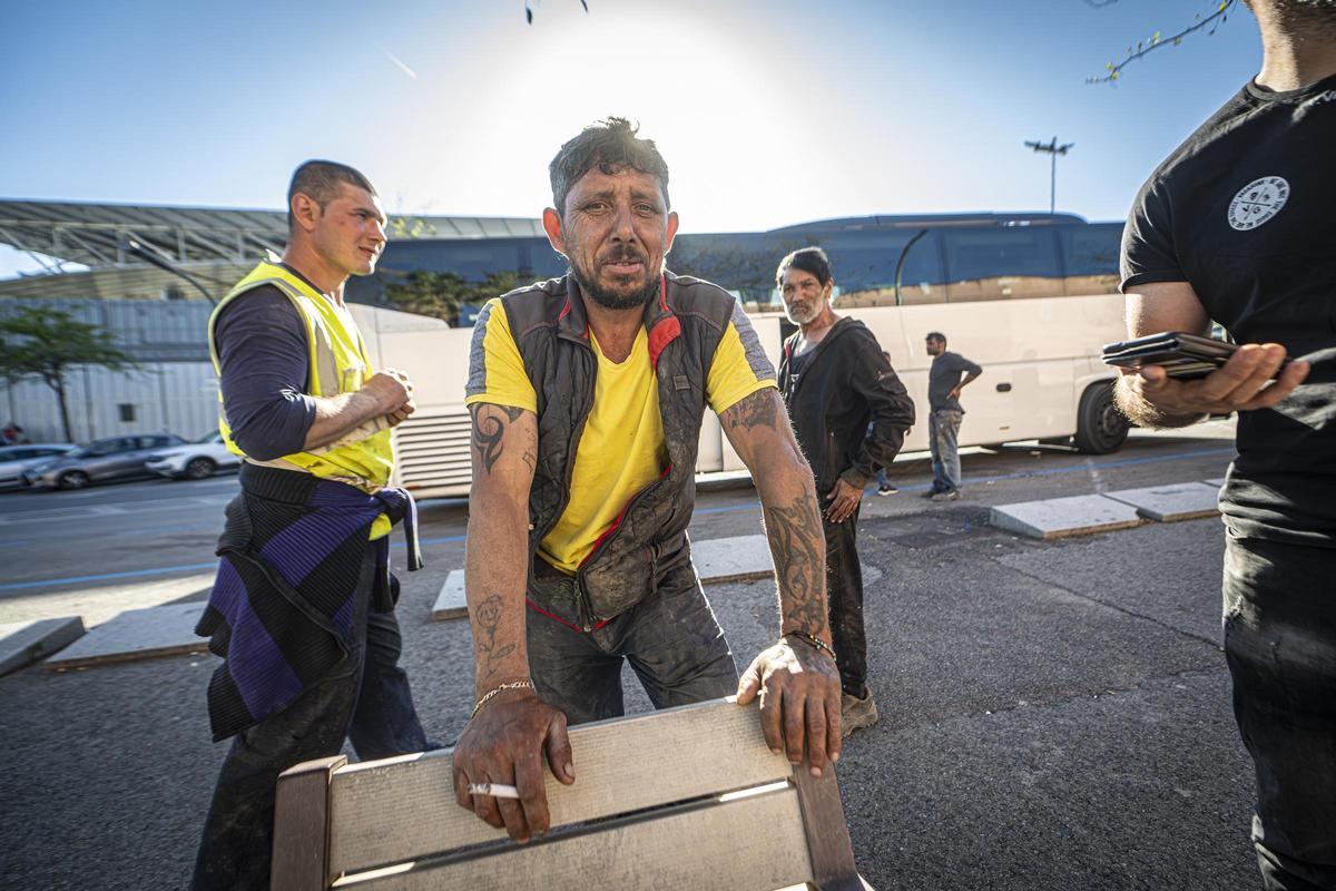 Las obras del Camp Nou desde dentro: tres meses siguiendo a los trabajadores rumanos del Camp Nou