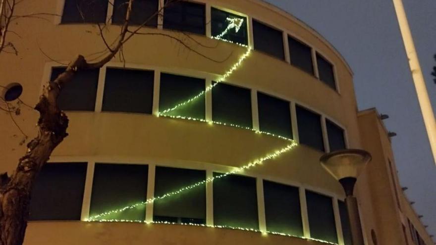 Iluminación en el edificio de la escuela.