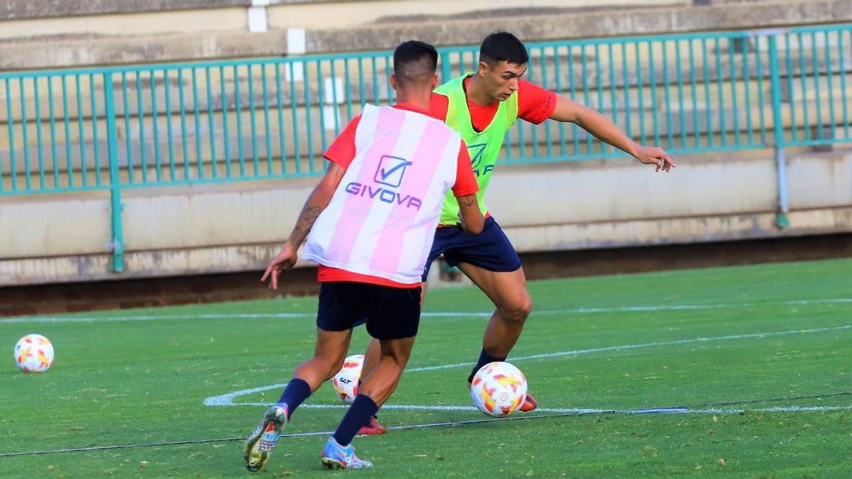 Adrián Fuentes supera a Calderón durante una sesión en la Ciudad Deportiva.