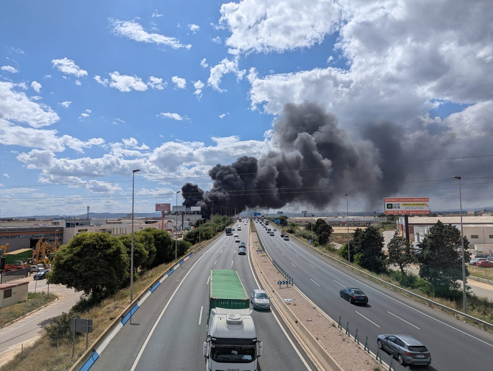 El incendio de la empresa de reciclaje de Silla, en imágenes