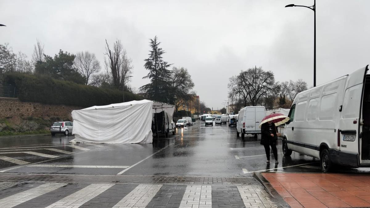 Mercadillo de La Hispanidad de Plasencia, sin apenas puestos por las lluvias.