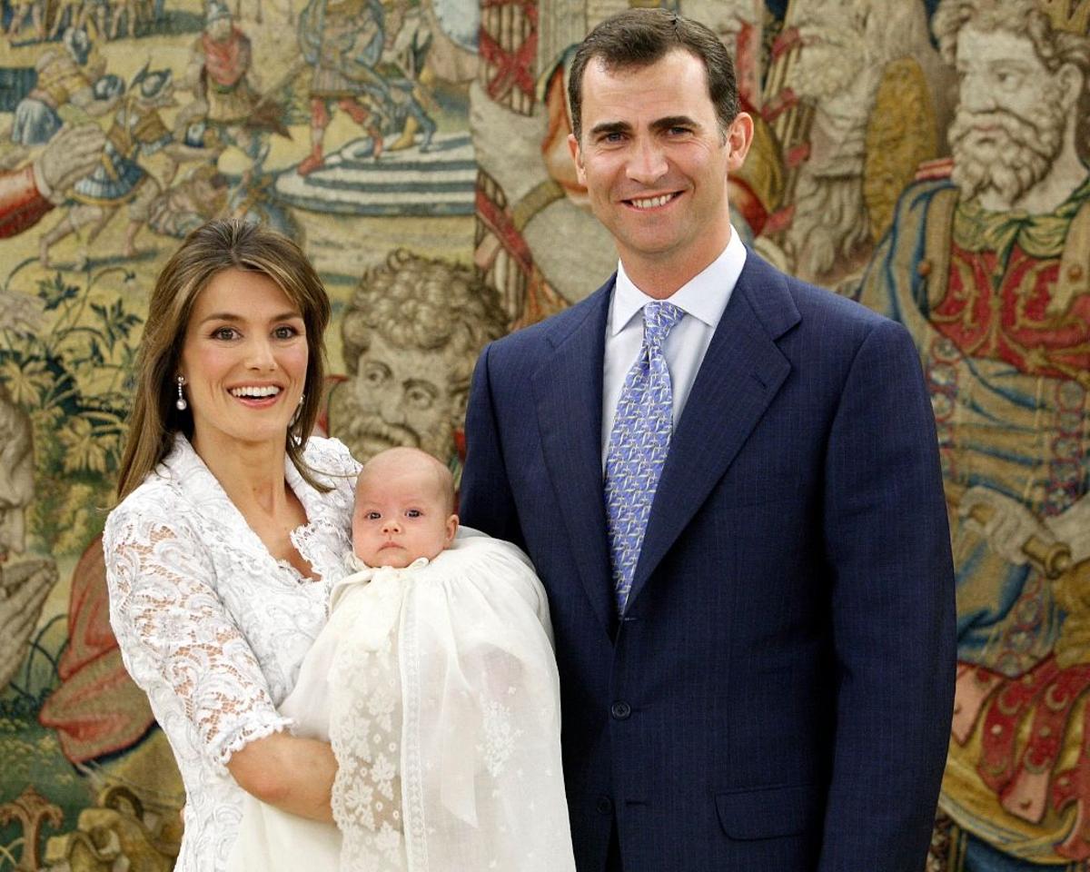 Doña Letizia y don Felipe con su hija Sofía el día de su bautizo