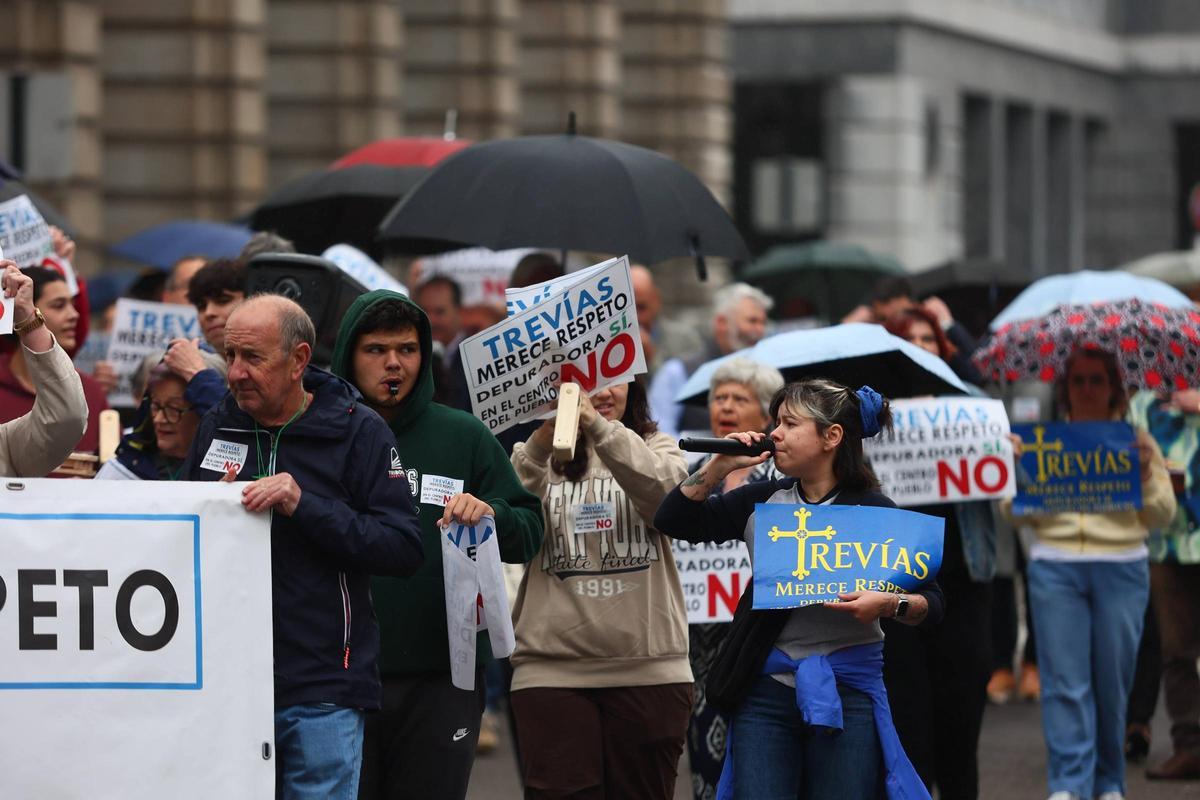 En imágenes: así fue la manifestación por las calles de Oviedo de los vecinos de Trevías que luchan por cambiar la depuradora de lugar En imágenes: así fue la manifestación por las calles de Oviedo de los vecinos de Trevías que luchan por cambiar la depuradora de lugar