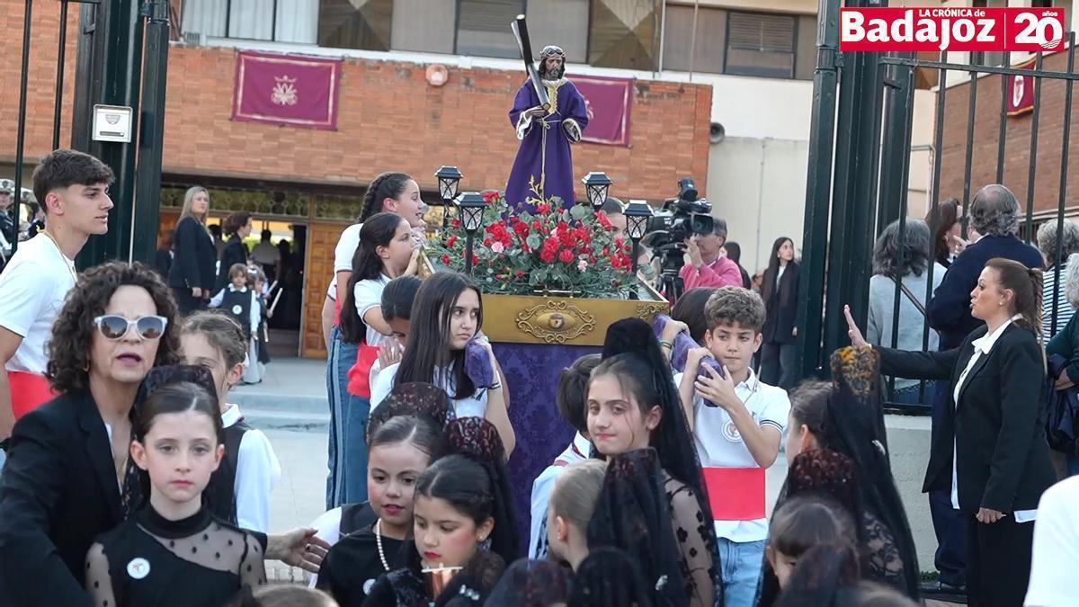 Vídeo | Más de 400 'mini cofrades' desfilan en la procesión escolar del Colegio Santa Teresa de Badajoz