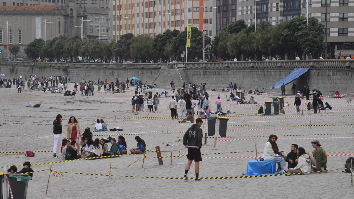 La playa del Orzán, con las parcelas valladas