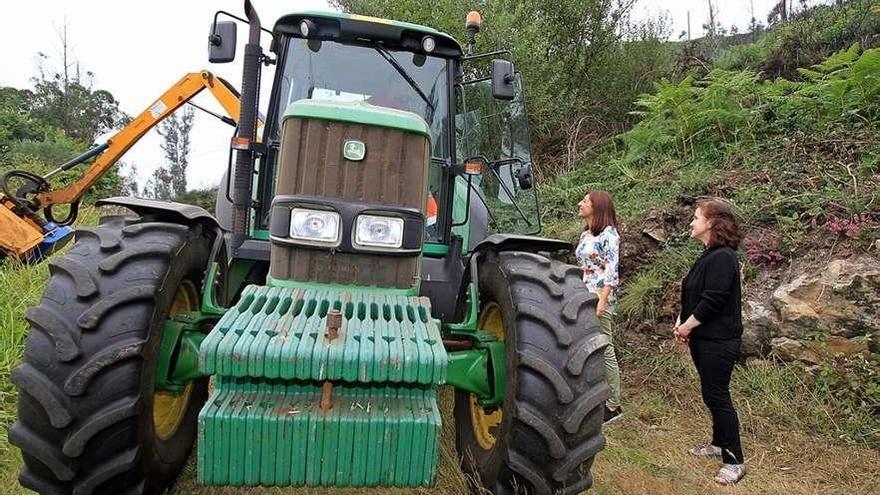 La conselleira de Medio Rural comprobó las labores de desbroce ayer en Santa Comba.