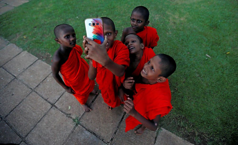 Un grupo de monjes budistas en ciernes se sacan un selfi en Colombo, Sri Lanka.