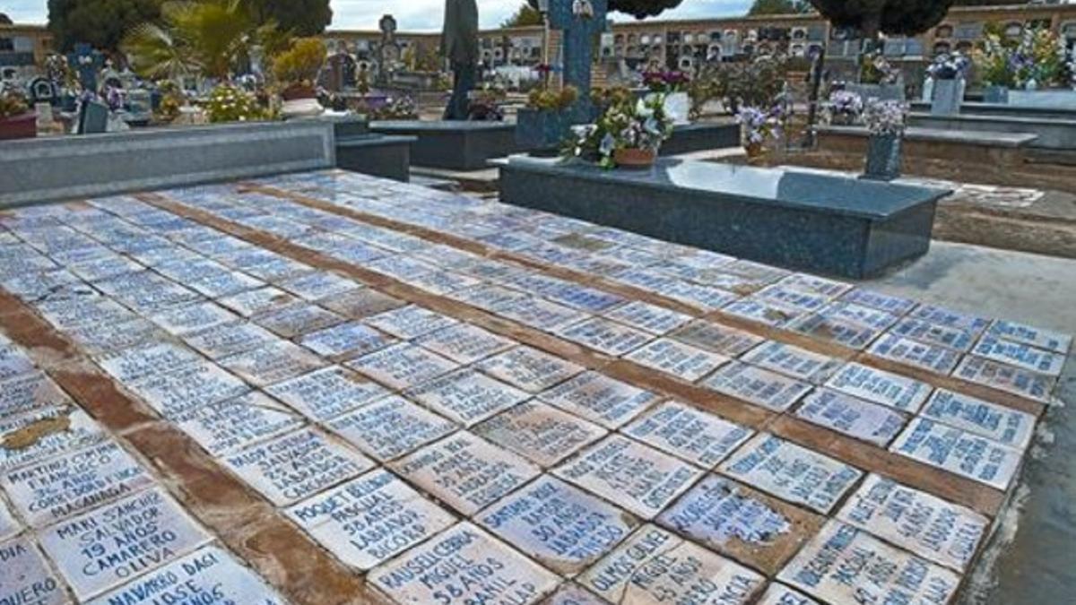 Fosa común del cementerio de Paterna (Valencia) con restos de represaliados fusilados durante la dictadura franquista.