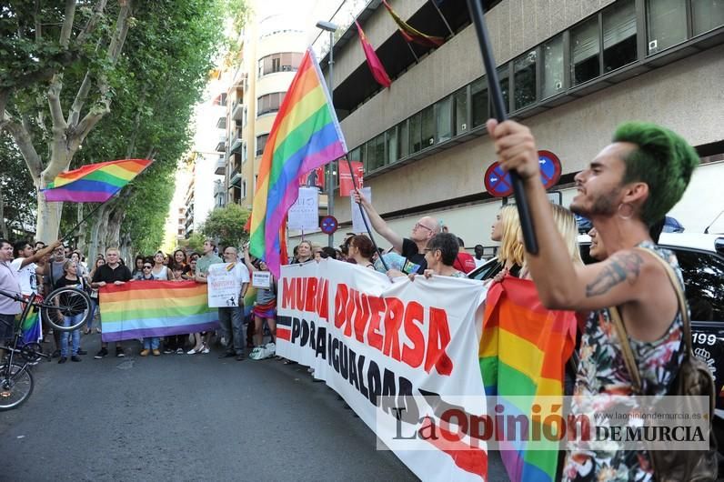 Concentración LGTBI en protesta por la manifestación neonazi del sábado