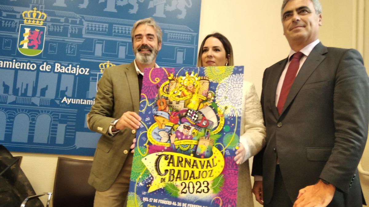 El concejal de Ferias y Fiestas, la autora del cartel y el responsable de Ibercaja, junto al diseño elegido.