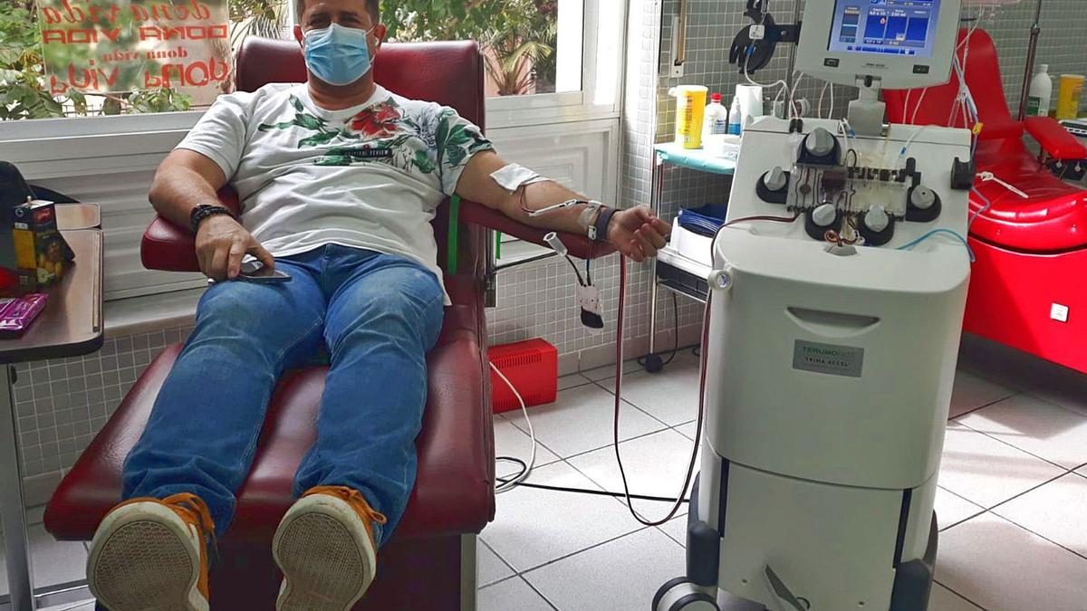 Víctor Alfonso es donante habitual de plaquetas en el punto fijo del Banco Provincial de Sangre en Santa Cruz de Tenerife. | | LP/DLP