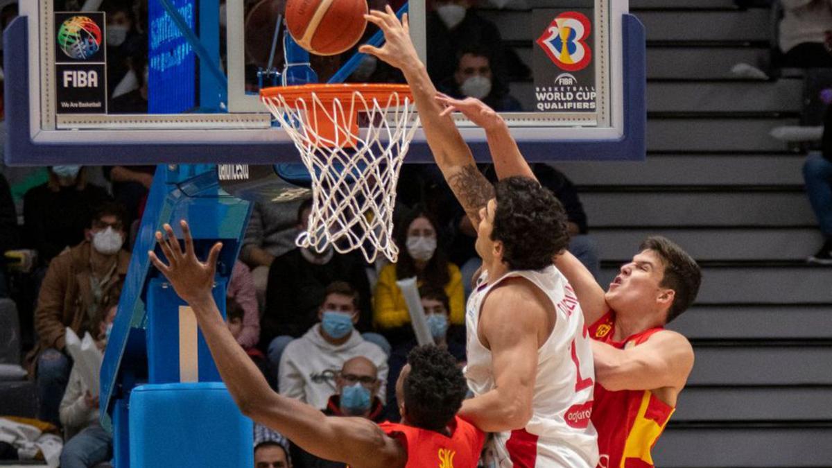 Pradilla y Sima intentan taponar a Turdzildze durante el partido ante Georgia.