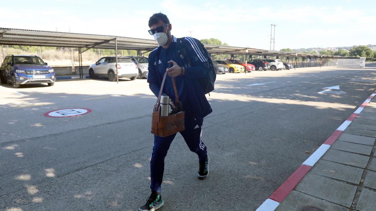 Cristian se dispone a subir al autocar antes de un desplazamiento del Real Zaragoza.