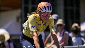 Paula Blasi, con el jersey amarillo, durante el Tour de los Pirineos.