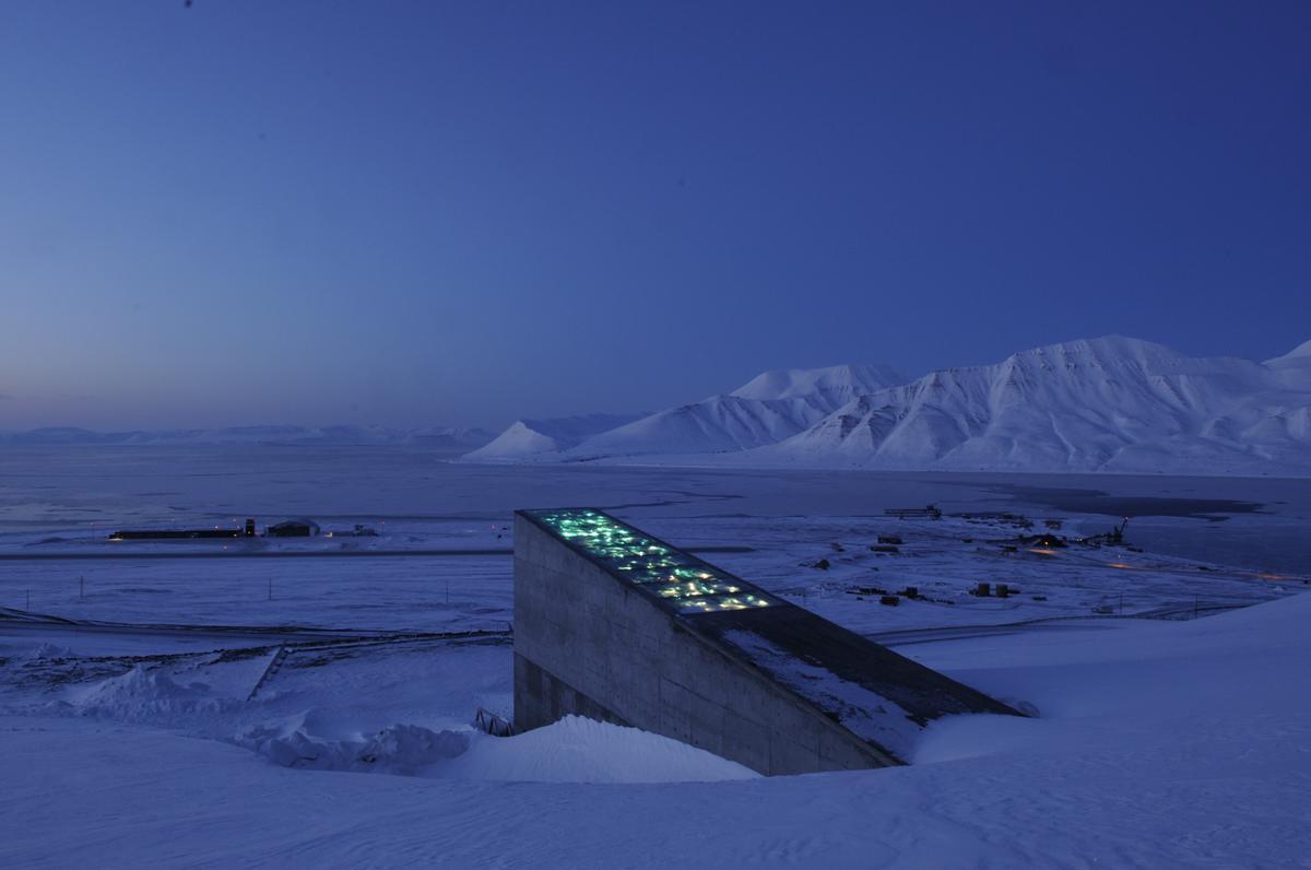 La bóveda de semillas de Svalbard, con su pantalla de fibra óptica sobre la entrada.