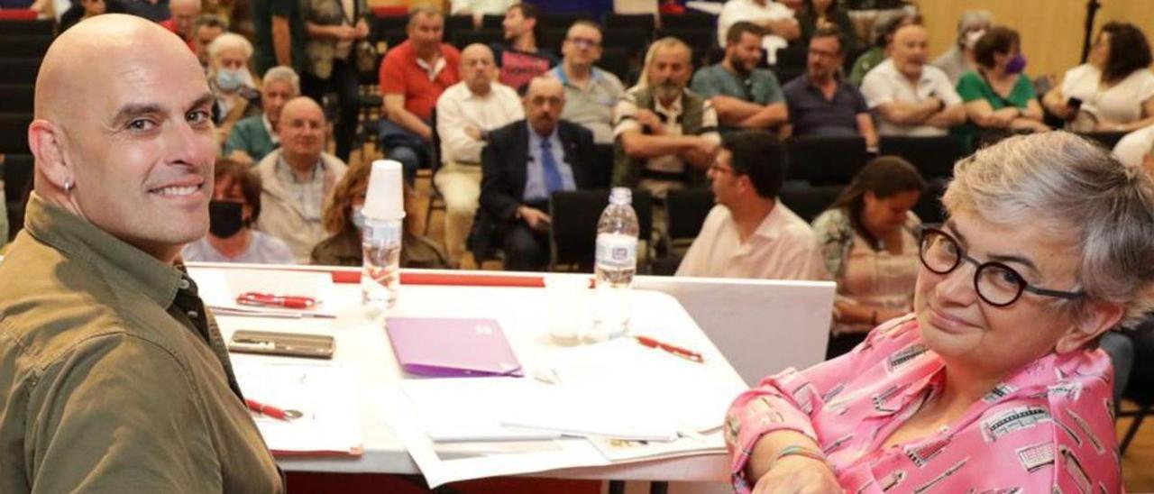 Monchu García y Ana González, durante una asamblea del PSOE, en una imagen de archivo,