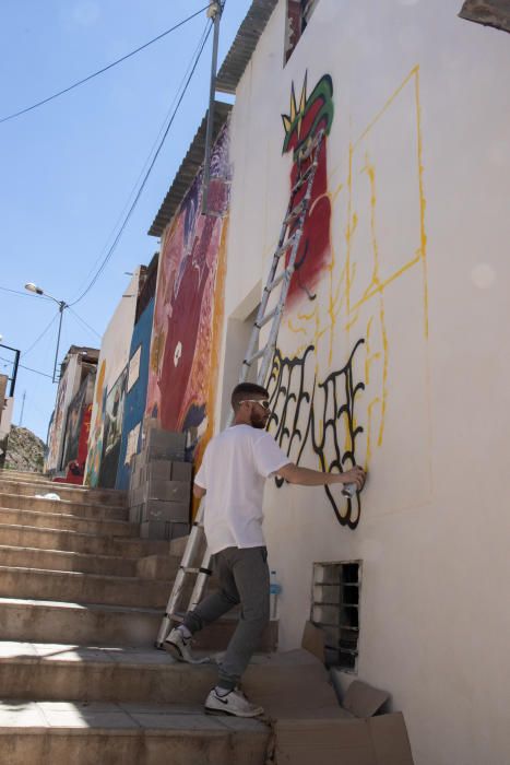 Más de doscientos murales en homenaje a Miguel Hernández engalanan el barrio de San Isidro de Orihuela