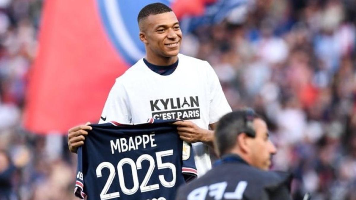 Mbappé posa con la camiseta que anuncia su renovación hasta el 2025.