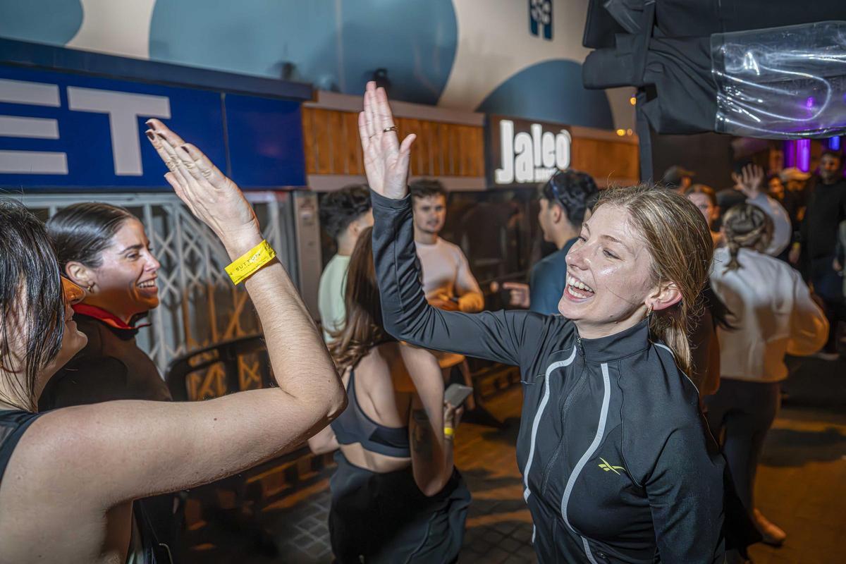 Así es la noche más runner de Barcelona: 900 corredores de marcha (literal) en la discoteca Sutton