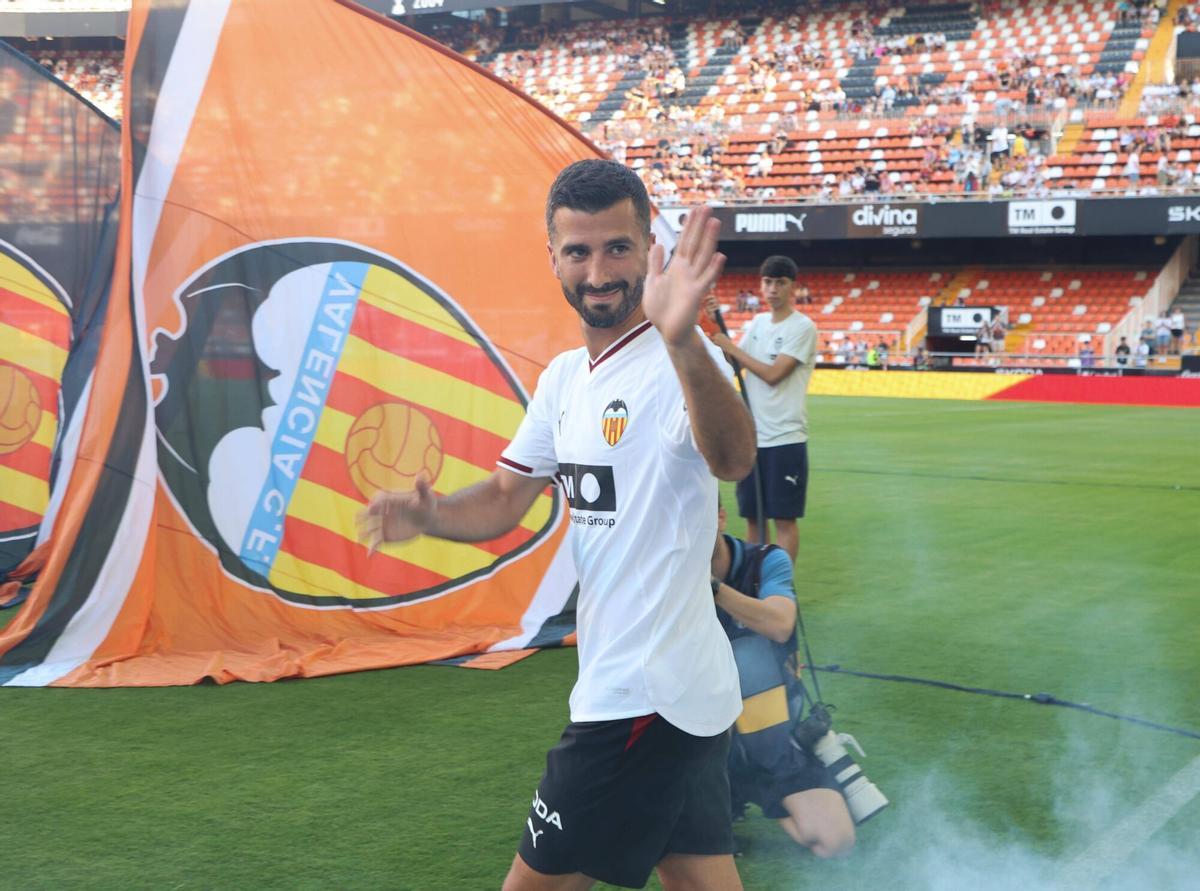 El Valencia CF presenta al equipo para la temporada 2026-2027 antes del Trofeu Taronja.