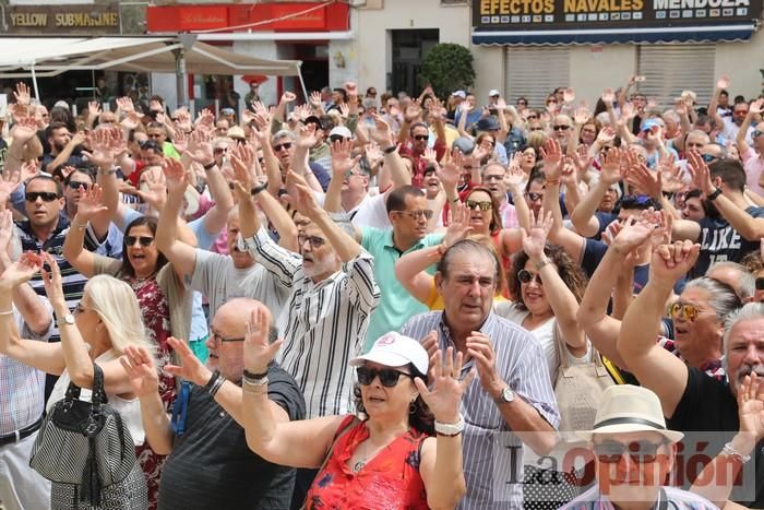 Cientos de personas protestan frente al Ayuntamiento de Cartagena por el pacto entre PP, PSOE y Cs