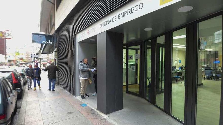 Entrada de la oficina de empleo de la avenida de Finisterre, esta semana.