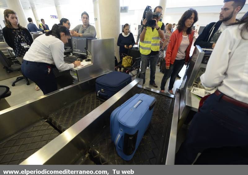 GALERÍA DE FOTOS -- Primer vuelo comercial en el aeropuerto de Castellón