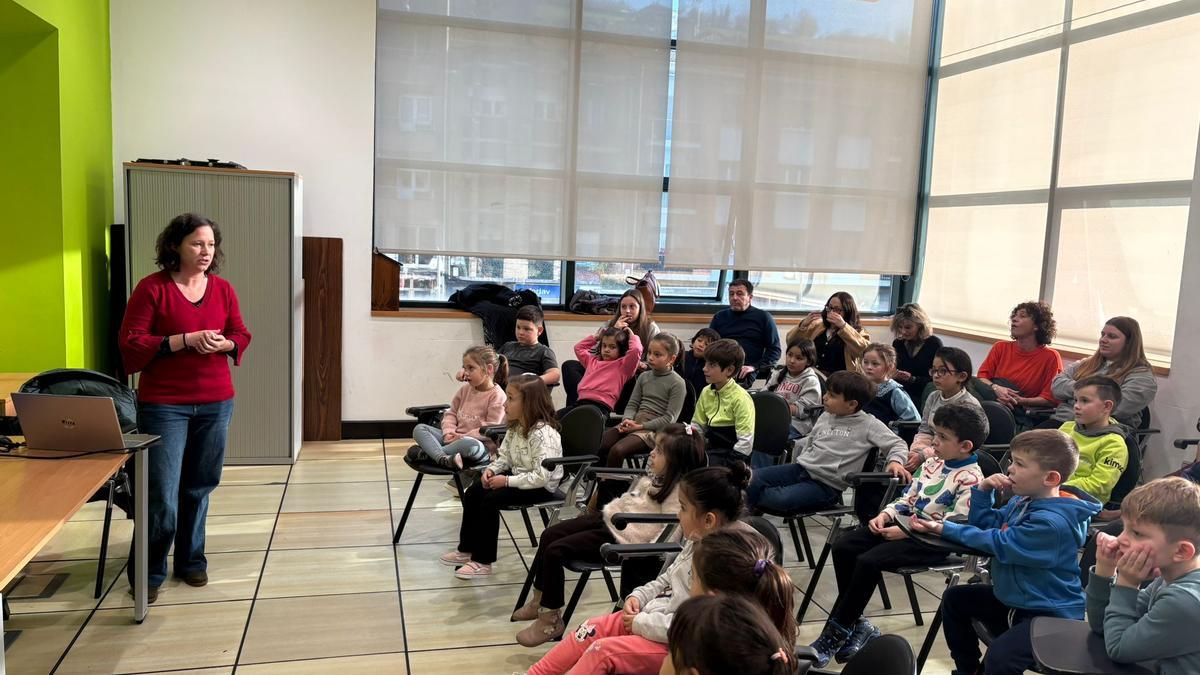 Soledad Álvarez durante su charla en el CIDAN de Pola de Laviana