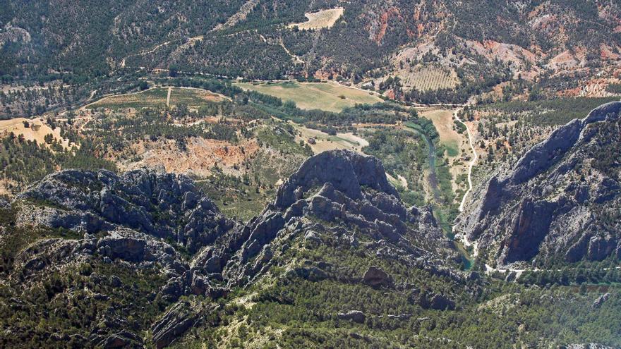 Dos incendios forestales en las Hoces del Cabriel y Quesa movilizan a dos medios aéreos