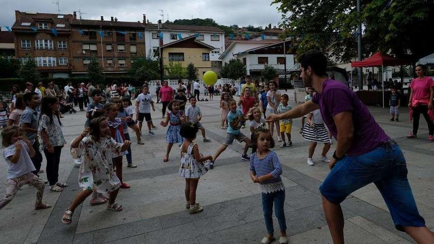 Niños, participando ayer en los juegos infantiles.