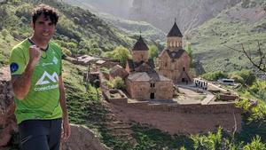 Rafael Ramis posa con la camiseta del Palma Futsal en el monasterio de Noravank de Armenia