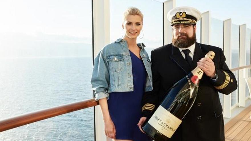 Kapitän Boris Becker hütete den Champagner, Lena Gercke darf die Flasche am Bug des Schiffes zerdeppern.