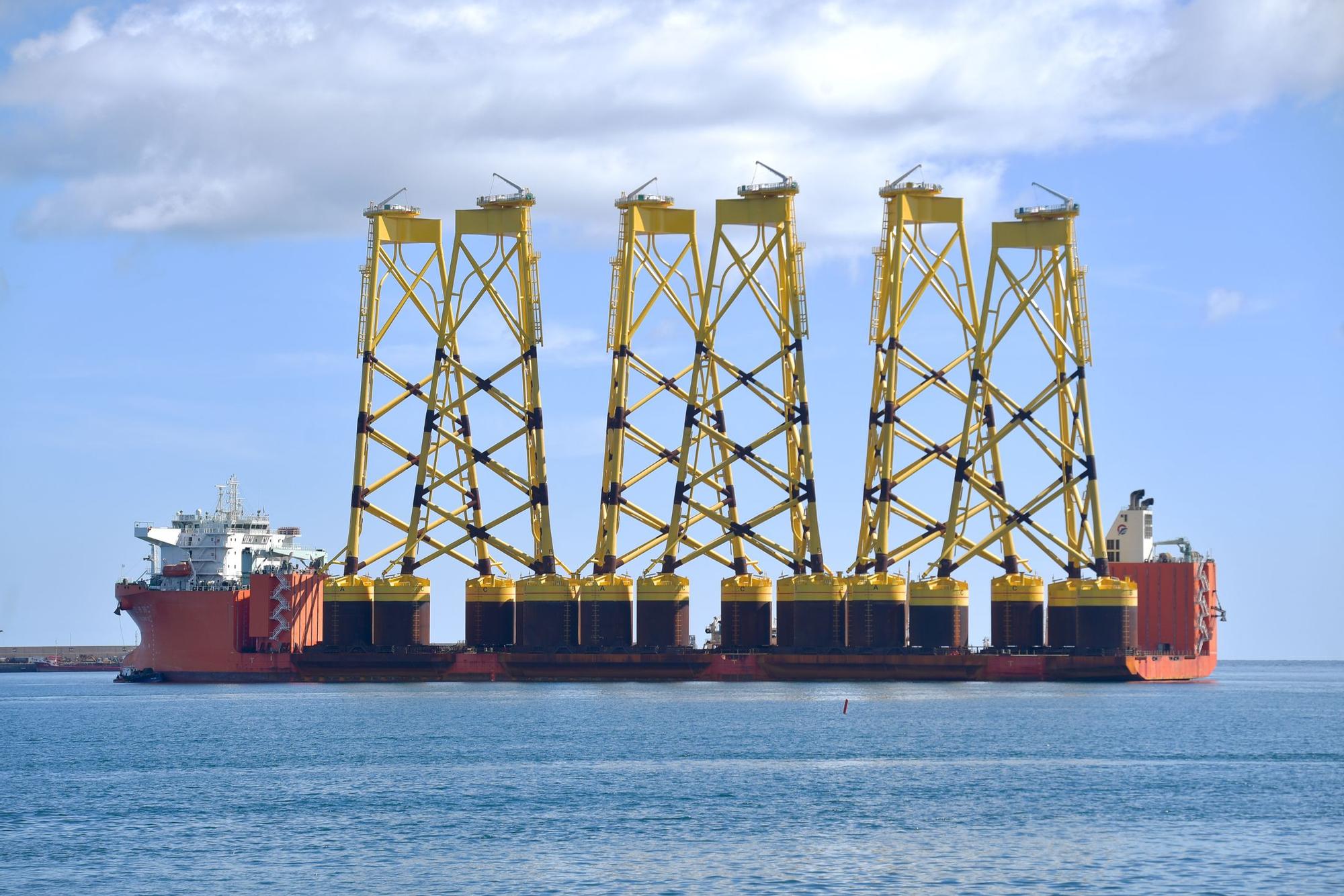 El buque Fan Zhou 10 recala en el Puerto de Las Palmas con estructuras para aerogeneradores