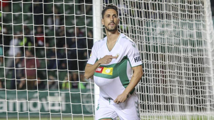 Fidel Chaves celebra uno de sus tres goles