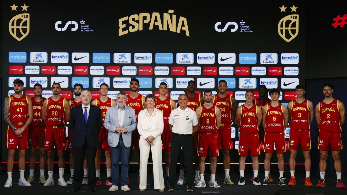 Sergio Scariolo y la presidenta de la Federación Española de Baloncesto (FEB), Elisa Aguilar, durante la presentación de la Selección Española Masculina para el Eurobasket 2025
