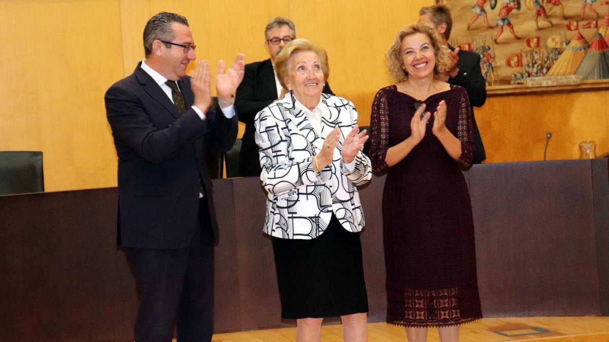 María Zaragoza en una foto de archivo cuando le otorgaron el premio de &quot;Vecina Ejemplar&quot;.